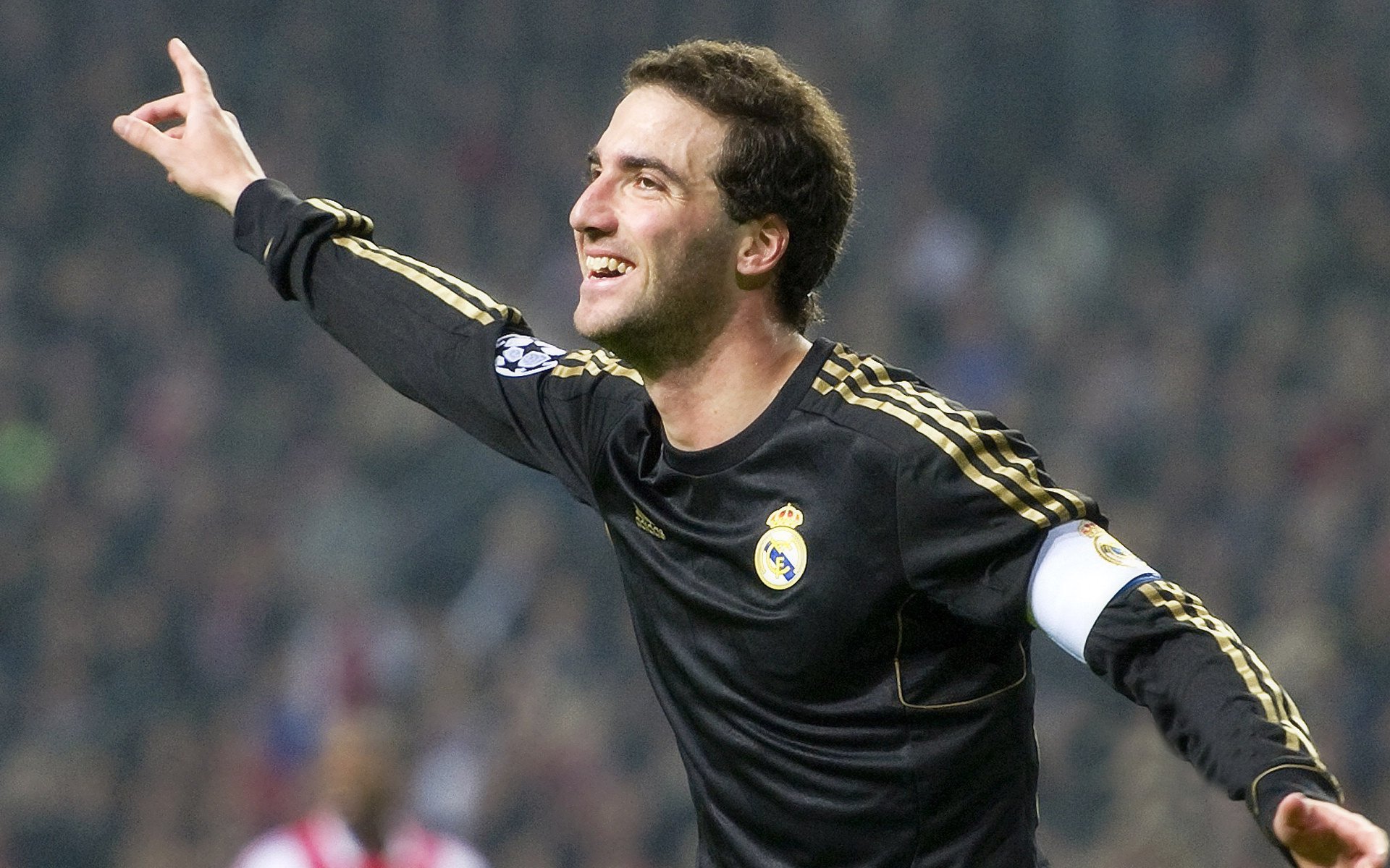 曼联的转会名单中出现多名速度型边锋选择,曼联转会记录