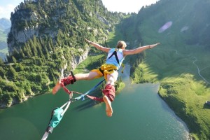 开云综合服务-《英雄联盟》官方发布年度幕后花絮，粉丝期待爆棚，英雄联盟mv彩蛋